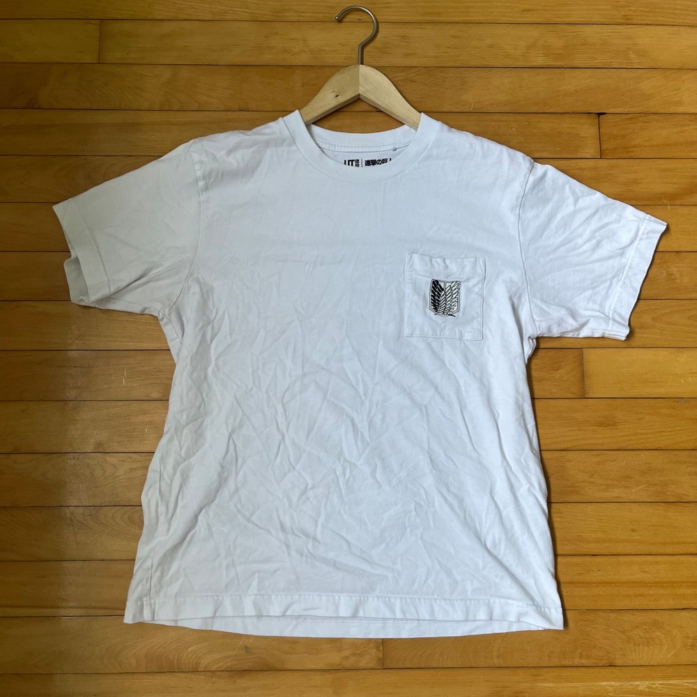 Uniqlo UT Attack on Titan Manga Graphic Pocket T-Shirt White Mens Medium